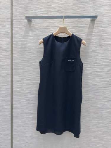 Miu Mi* 2025Ss新款背心裙 60%羊毛 高级感满满 定制面料 剪裁上身版型贴合度极佳 不旦颜色美，质感也敲好！复古又时尚 经典大气 各种身材都可以驾