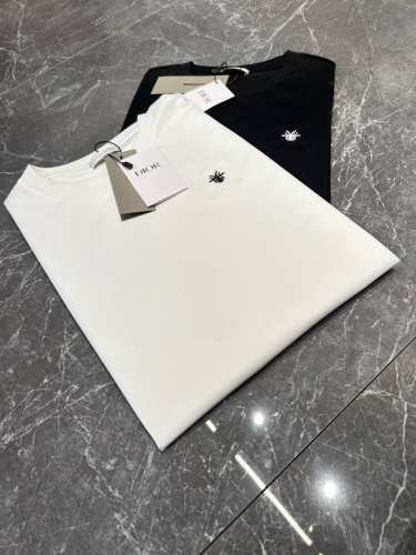 Dior 25Ss春夏经典丝光棉T恤！高级3D绣花.经典小蜜蜂.精致立体.高感满满～采用定制190G丝光棉面料，上身后的轻盈感很强，丝滑亲肤柔软的质地具备出色的