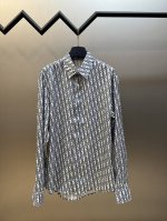Dior Oblique 满印衬衫 定制涤纶臻选华韵衬衫料，通体饰以同色Oblique印花与衬衫融为一体，彰显品牌高贵气质。 数码印花技术，采用数字化图案设计，