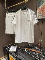 Pra2025春夏新款短袖短裤套装，既经典又百搭，谁不爱啊，将经典再次展现非常的耐看，自带低奢光环与辨识度 理念和现代化的先进技术进行了完美结合 定制纯棉面料！