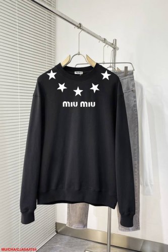 I754 Mumiu Miu 2025开春圆领卫衣 定织定染400G高克重牛肚纯棉卫衣面料制成，面料手感厚实且有一定的自重感，底部绵密粗犷的毛圈肌理，贴身亲肤保