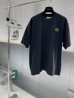 Gucc 涂鸦标语短袖T恤 采用280克新疆棉冰感索罗娜面料，这种面料采用了新疆棉作为主要成分，通过索罗娜科技处理，使得面料在夏季穿着时能带来冰凉的触感，成衣普
