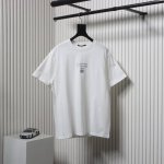 Acne Studios 25Ss 烫银笑脸字母印花短袖今年很火的一款镭射印花短袖 采用26支双纱280克重磅面料 质感柔软厚实 不易变形 经典的小Logo 镭