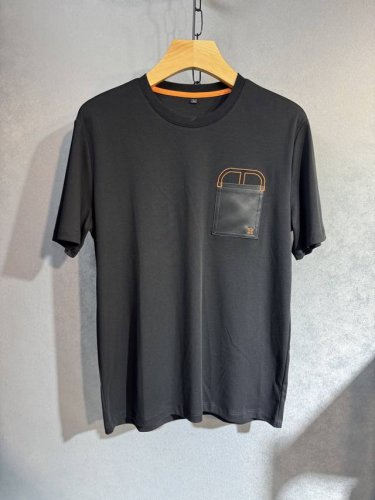 hermes 爱马仕 25Ss新款春夏短袖 最高版本客供定制高端丝光棉面料 简单时尚款，配色超级好看！经典Logo的设计 简单大方的款式！满满的高级感，四季可穿