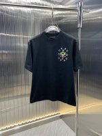 lv 2025春夏新品短袖 时尚经典圆领短袖 时尚单品设计，更加时尚舒适，高标准定制，上身非常有型，胸前品牌经典Logo 图案 客供辅料，客供进口高档面料 质感