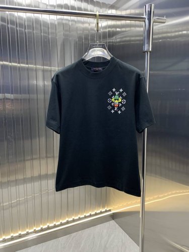 lv 2025春夏新品短袖 时尚经典圆领短袖 时尚单品设计，更加时尚舒适，高标准定制，上身非常有型，胸前品牌经典Logo 图案 客供辅料，客供进口高档面料 质感