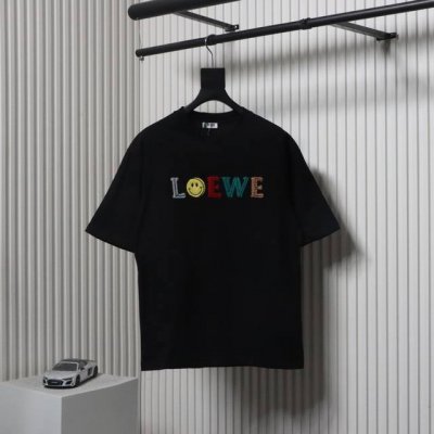 Loewe 罗意威 24Ss 毛巾绣字母短袖原版购入开发 面料采用80S精梳棉 260克重螺纹 32S精梳纱 1乘1螺纹工艺 上身质感拉满 Logo处采用特种机