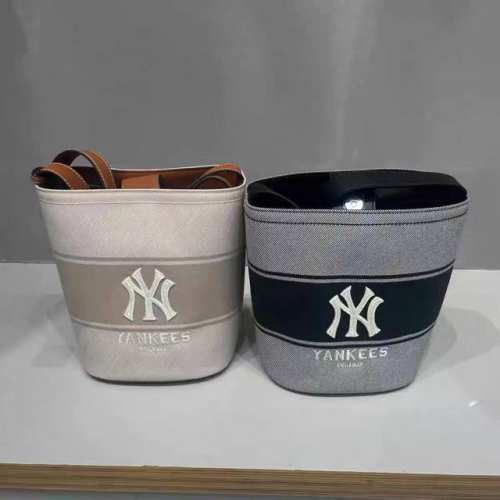 款号 117 韩国Mlb包包春季新款老花满标复古撞色百搭水桶包单肩斜挎包 尺寸 19X13.5X24Cm 颜色 黑色 奶油