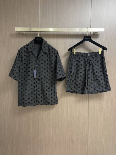 上衣P290 短裤P270 lv 满印植绒提花短袖衬衫短裤套装，采用定制50支丝光双纱线面料，面料布匹植绒，面料需先做缩水后再上机台过绒，原版扫描原版Logo，