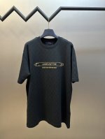 Lv 金框刺绣圆领短袖 光丝全副提花面料，采用50S双股光丝，210G；搭配32S双纱螺纹，300G。光丝全副提花面料采用光泽度较好的丝线作为经纬线，通过复杂的