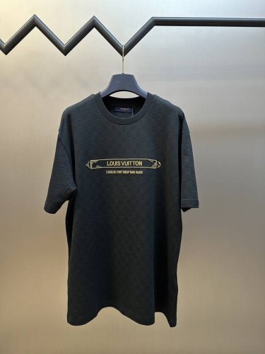Lv 金框刺绣圆领短袖 光丝全副提花面料，采用50S双股光丝，210G；搭配32S双纱螺纹，300G。光丝全副提花面料采用光泽度较好的丝线作为经纬线，通过复杂的