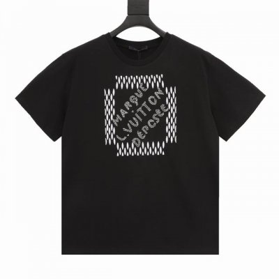 Louis Vuitton 路易威登 珍珠字母绣花圆领短袖 秀场版型、胸前呈现 Marque L. Vuitton Deposee 珠饰刺绣、后部翻转效果、标签