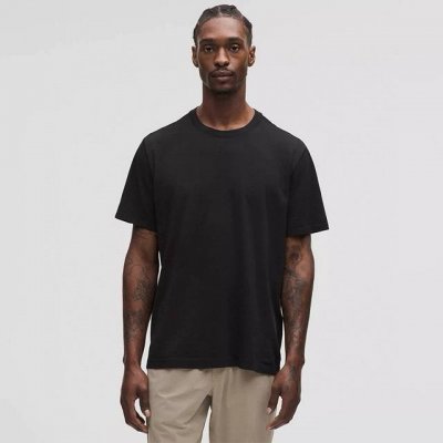 露露男士圆领T宽松 版型很大 Lululemon针织男士圆领短袖，纯色设计简约大方，兼具休闲与时尚感。面料具有柔软、亲肤的特点，能提供舒适的穿着体验，同时具有一