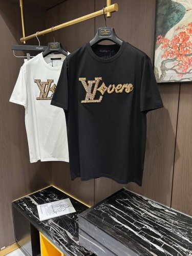 lv2025 春夏新款短袖 整体上色泽较鲜明和光亮 手感顺滑揉软 悬垂感特强 质地自然柔软 贴身超级舒服 悬垂感特强 t恤日常穿搭很自在很实用 超级的有韧性比起