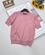 gucci 秋冬新款 胸前字母Logo圆领针织针织短袖。经典圆领百搭版型不挑人！精美Gucci嵌花细节更添别样魅力，经典永远不会过时，常规版型显瘦又休闲。上身超