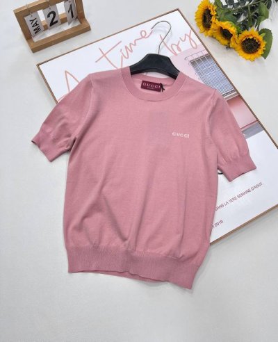 gucci 秋冬新款 胸前字母Logo圆领针织针织短袖。经典圆领百搭版型不挑人！精美Gucci嵌花细节更添别样魅力，经典永远不会过时，常规版型显瘦又休闲。上身超