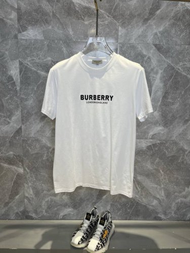 Burberry巴宝莉 2025春夏最新款时尚圆领短袖T恤，丝光棉面料，上身凉爽，贴肤舒适，吸汗透气，耐看又好穿，Logo徽章定位印花，原厂工艺一丝不苟，型男必