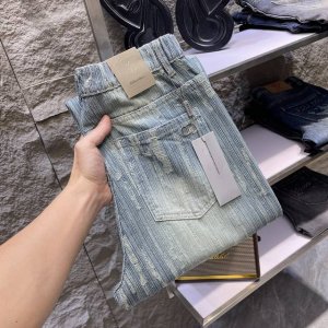 Dior迪奥 宽松直筒 复古渐变牛仔裤 街头酷感必备 经典牛仔蓝搭配独特的渐变效果 颜色由深入浅的过渡自然 仿佛带着岁月的痕迹 复古感直接拉满 直筒的版型不挑腿