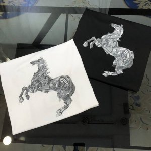 h*Rmes 爱马仕2025春夏新款原单男士圆领短袖T恤 高端定制 时尚百搭 柜台同步售卖 袖上刺绣Logo印胶图案设计 客供定制进口双股丝光棉面料，穿着亲肤舒