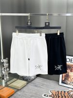 始祖鸟 25S夏季运动休闲五分短裤可搭配套装！经典字母3D烫画设计.减龄耐看！进口高级锦棉面料.上身柔软舒适，穿上非常惹眼哟！！！你值得拥有！颜色：黑色.白色.