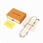 louis Vuitton 白珍珠拼银花卉-徽标设计-项链-男款-银色-Lv pearls 项链-编号 M02448-官网在售价 p30,150人民币 Lv p
