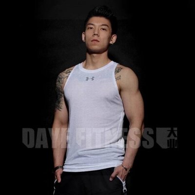 上新 Ua安德玛强森同款男子吸排汗速干网眼无袖背心。运动、打底、健身都可以穿 ，可以说是多功能一体衣 质量和性价比都是今年最高的一款。 尺码：M.L.Xl.2X