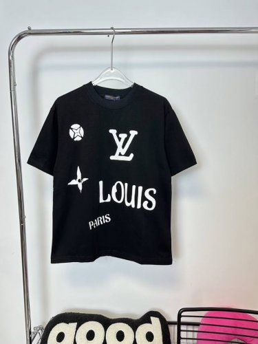 款号：Hmy117# Lv 路易威登经典Logo万针精密绣花短袖T恤 正儿八经280克纯棉双砂面料 所有面料均已提前做过缩水 品质第一 所见即所得 不会洗一次版