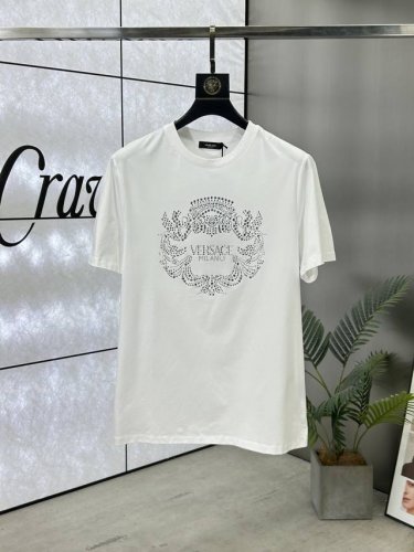 versace 范思哲 25Ss春夏新品水晶钻圆领短袖T恤，正面缀饰有进口澳钻品牌标识设计，打造男士基本款单品，为男士衣橱注入新意。采用80支双股丝光棉面料制成