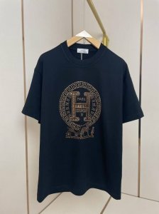 爱马仕 重工烫钻T恤 品牌字母加上爱马仕专属的马标 整体效果立体有型 肩部通肩压条 280克纯棉面料舒适透气 黑白双色 男女同款 码数S-Xxl