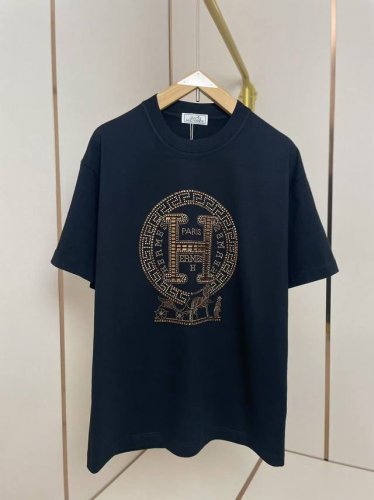 爱马仕 重工烫钻T恤 品牌字母加上爱马仕专属的马标 整体效果立体有型 肩部通肩压条 280克纯棉面料舒适透气 黑白双色 男女同款 码数S-Xxl