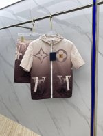 LV*路易威* 春夏休闲套装M~Xxxl 2025春夏运动，尽显奢华与潮流。渐变色调搭配标志性Monogram图案，经典元素焕新演绎，视觉冲击十足。连帽短袖与上