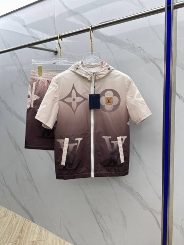 LV*路易威* 春夏休闲套装M~Xxxl 2025春夏运动，尽显奢华与潮流。渐变色调搭配标志性Monogram图案，经典元素焕新演绎，视觉冲击十足。连帽短袖与上