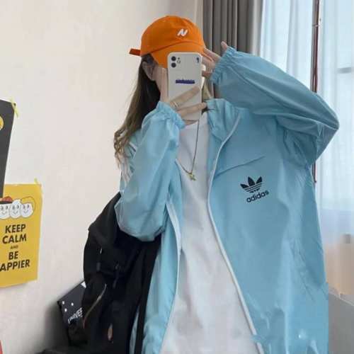 三叶草防晒皮肤衣 adidas阿迪达斯 三叶草防晒衣 轻薄防紫外线皮肤防晒衣 采用高品质面料 版型正 做工品质高 手感细腻柔软舒适自然 带来良好的Ins风 严谨
