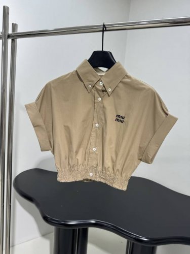 25新品府绸翻领衬衣 饰有品牌标识徽标刺绣 衬衫翻领领口 卷袖细节 松紧弹力下摆 纽扣开合 学院风 卡其色 L