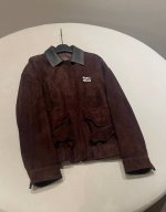 P2240 尺码: S M L mi*Miu 羊反绒皮翻领夹克外套 酷帅出街！Miu的原供应商肯尼亚贸易公司进口混种羊反绒皮面料，专柜一致的高品质，质感完全不同