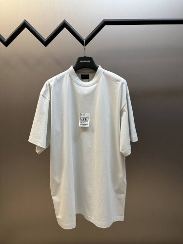 巴黎世家 520贴胶短袖 洗涤建议 15分钟快洗 反面洗涤 使用洗衣袋 禁用烘干机 采用复古平纹针织面料 正面饰以Air D port Tag艺术作品印花 模仿
