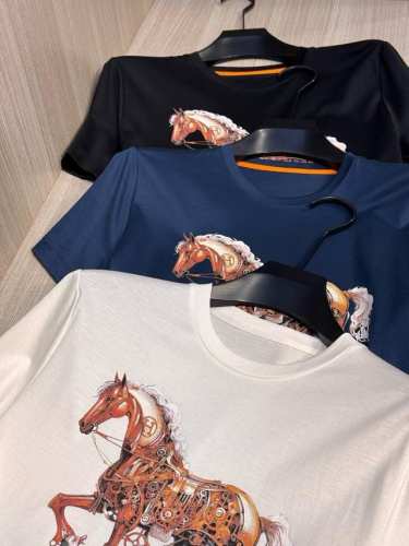 型号Hs017#，爱马家 2025春夏最新机械战马印花男士圆领T恤衫，前身极具代表性的机械战马图案，雄壮威武，由多种机械小零件组成，采用高端重工的2500目多色
