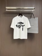 Balenciaga 2025Ss早春新款 3M水滴印花短袖T恤，采用水浆渗透印花工艺是一种能够实现高渗透率的印花技术。渗透浆会均匀地涂布在织物表面上，然后通过