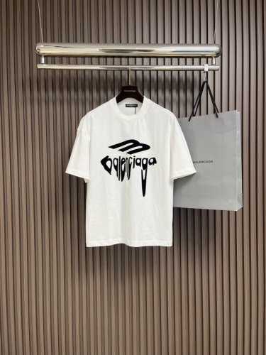 Balenciaga 2025Ss早春新款 3M水滴印花短袖T恤，采用水浆渗透印花工艺是一种能够实现高渗透率的印花技术。渗透浆会均匀地涂布在织物表面上，然后通过