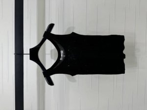 上新原单高端品质 Dio* 2025春夏最新系列！针织破洞背心！定制进口针织材质 上身柔软亲肤 螺纹收边竖条纹针织肌理 破洞设计点缀整体 胸前Cd蜜蜂刺绣点睛装