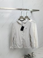 arc‘Teryx 始祖鸟 男士连帽夹克防晒服#全新户外轻薄防晒外套上线，整体超前时髦的设计，打破设计师以往的传统风格面料采用100%聚酯纤维成分打造，手感轻薄