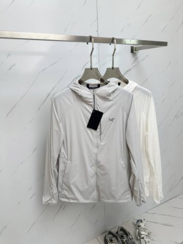 arc‘Teryx 始祖鸟 男士连帽夹克防晒服#全新户外轻薄防晒外套上线，整体超前时髦的设计，打破设计师以往的传统风格面料采用100%聚酯纤维成分打造，手感轻薄