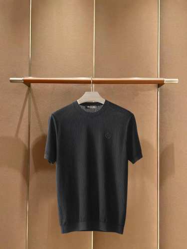 #Sg P230Loro Piana Ss25 春夏男装 颜色: 白色，浅蓝色，绿色，宝蓝色，黑色 码数:M-3Xl 超级爆款推荐，春夏季新品男装系列爆款圆领针