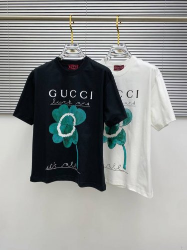 Ss古驰纯棉最新面料经典标识图案Logo时尚简约潮流短袖，最顶级的品质专柜原单短袖，顶级制作工艺进口面料，专柜款独特设计，采用进口高端订制面料。官网在售！面料版