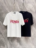 芬迪单穿打底都是首选 高定面料 240克纯棉 2025春夏新品短袖时尚经典圆领短袖时尚单品设计，更加时尚舒适，高标准定制，上身非常有型，胸前品牌经典Logo 图