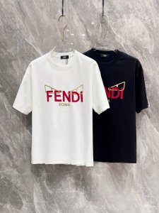芬迪单穿打底都是首选 高定面料 240克纯棉 2025春夏新品短袖时尚经典圆领短袖时尚单品设计，更加时尚舒适，高标准定制，上身非常有型，胸前品牌经典Logo 图