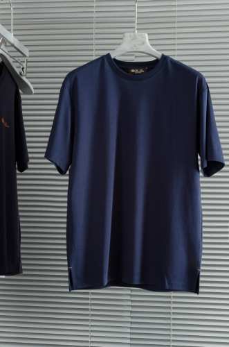 Loro piana2025Ss春夏新品圆领T恤#精选进口定织100%丝光纯棉面料，质地也密实细腻，柔软挺阔有型、透气舒适。属于夏天穿着非常适合的一个厚度，拥有