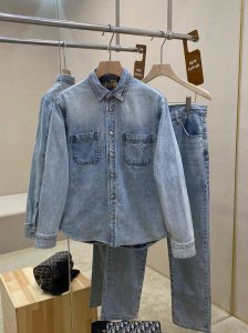 主推衣服 裤子 爆款翻单出货Dior 25Ss新款牛仔套装，这款外套衬衫与牛仔裤从经典的苏格兰风格汲取灵感，内部饰以格子图案。采用蓝色棉质牛仔布精心制作，牛仔上