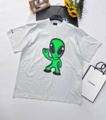 Balenciaga 限定款外星人短袖T恤 巴黎世家竟然出了这么可爱的T恤 外星人 从小就喜欢外星人宝宝的怎么可能不入手一件 前面印着绿色外星人的 T恤 这外星