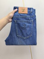 lv驴牌。2025春夏最新推出男士牛仔裤新品！重工水洗牛仔面料，定制面料和一般牛仔布料比起来，更加柔软舒适！超重工洗水工艺 双工艺洗水 整条裤子，手感舒适，细腻